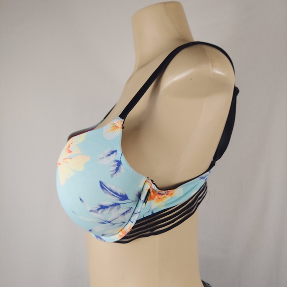 Victoria’s Secret push up bra 36D with flaws - Picture 2 of 10